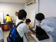 研究室見学の様子2