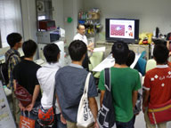 研究室見学の様子5
